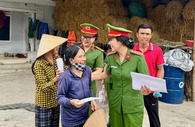 Công an TP.HCM mang nghĩa tình đến bà con vùng lũ - Ảnh 6. Công an TP.HCM mang nghĩa tình đến bà con vùng lũ - Ảnh 6.
