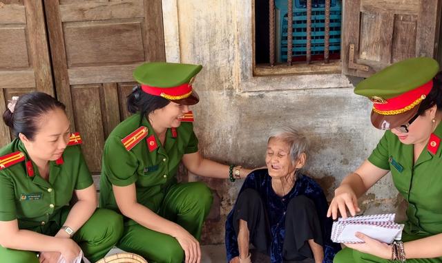 Công an TP.HCM mang nghĩa tình đến bà con vùng lũ - Ảnh 5. Công an TP.HCM mang nghĩa tình đến bà con vùng lũ - Ảnh 5.