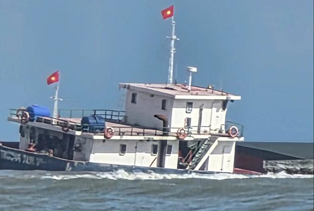 Tàu thuyền liên tiếp gặp sự cố trên vùng biển Cửa Việt- Ảnh 3. Tàu thuyền liên tiếp gặp sự cố trên vùng biển Cửa Việt- Ảnh 3.