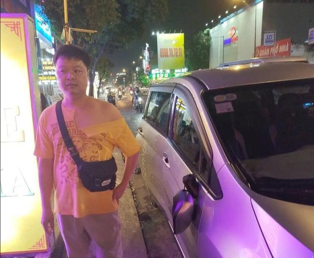 TP.HCM: Đòi phí vệ sinh, tài xế bị hành hung, đập phá xe - Ảnh 2. TP.HCM: Đòi phí vệ sinh, tài xế bị hành hung, đập phá xe - Ảnh 2.