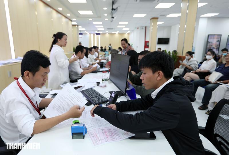 Ngày đầu tiên vận hành của Trung tâm Phục vụ hành chính công TP.HCM  - Ảnh 4.