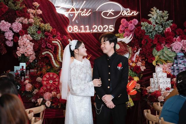 2 khách Tây đạp xe đi phượt được cô dâu, chú rể mời ăn cỗ - Ảnh 4.
