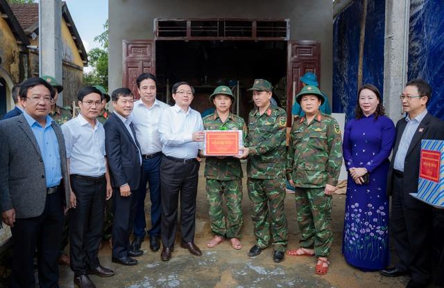 Phó thủ tướng Hồ Quốc Dũng chúc mừng giáng sinh đồng bào công giáo tại Huế - Ảnh 3.