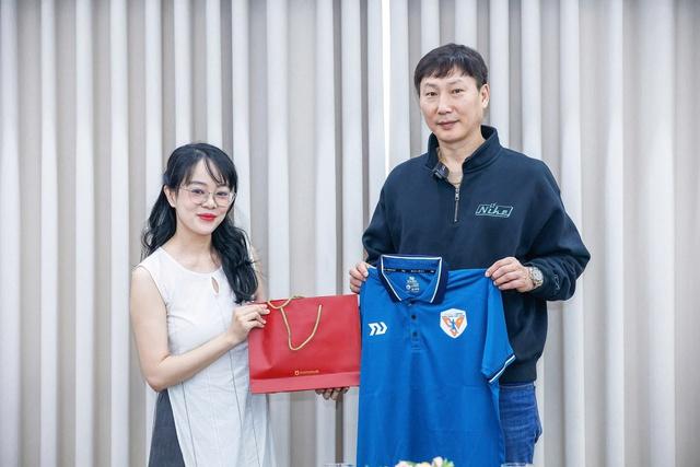 4 cuộc phỏng vấn của PV Thanh Niên và HLV Kim Sang-sik: Con người khác phía ngoài sân cỏ- Ảnh 2. 4 cuộc phỏng vấn của PV Thanh Niên và HLV Kim Sang-sik: Con người khác phía ngoài sân cỏ- Ảnh 2.