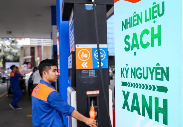 Triển khai xăng E10, Petrolimex kiến nghị sớm điều chỉnh chính sách liên quan chi phí, thuế...- Ảnh 1. Triển khai xăng E10, Petrolimex kiến nghị sớm điều chỉnh chính sách liên quan chi phí, thuế...- Ảnh 1.