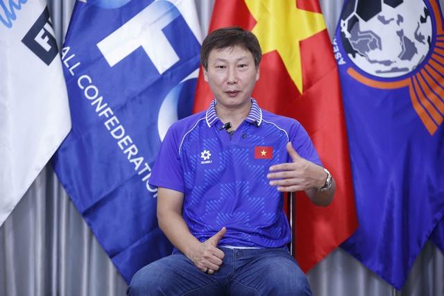 HLV Kim Sang-sik: 'Ba danh hiệu năm 2025 là mồ hôi, nước mắt và danh dự của bóng đá Việt Nam'- Ảnh 2. HLV Kim Sang-sik: 'Ba danh hiệu năm 2025 là mồ hôi, nước mắt và danh dự của bóng đá Việt Nam'- Ảnh 2.