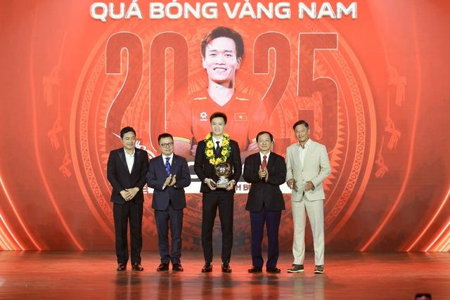 Hoàng Đức lập hat-trick Quả bóng vàng Việt Nam, Bích Thùy xúc động khi được vinh danh đặc biệt- Ảnh 1. Hoàng Đức lập hat-trick Quả bóng vàng Việt Nam, Bích Thùy xúc động khi được vinh danh đặc biệt- Ảnh 1.