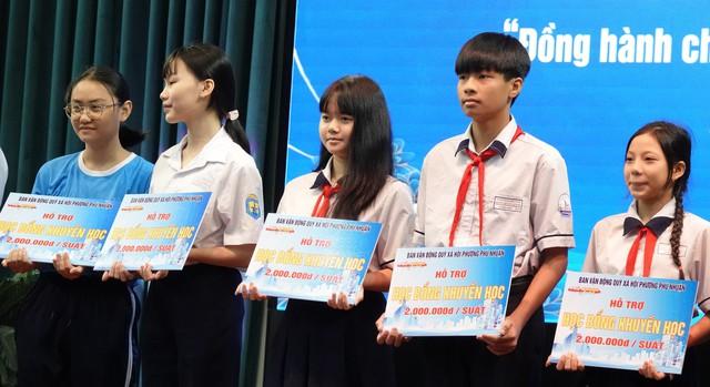 TP.HCM: Phường Phú Nhuận tiếp nhận 4,6 tỉ đồng trợ giúp hộ khó khăn- Ảnh 5. TP.HCM: Phường Phú Nhuận tiếp nhận 4,6 tỉ đồng trợ giúp hộ khó khăn- Ảnh 5.
