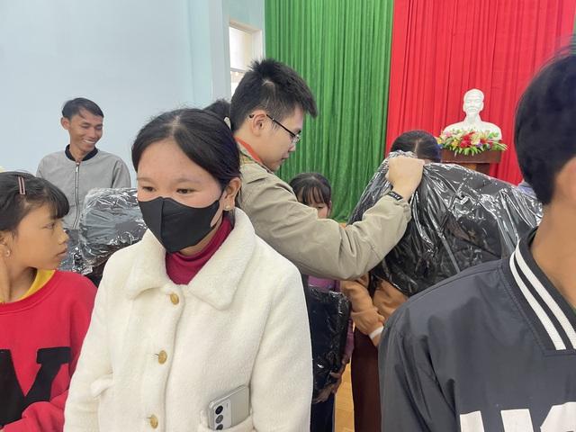 Mang áo ấm, bánh kẹo tặng bà con và trẻ em xã Đặng Thùy Trâm- Ảnh 2. Mang áo ấm, bánh kẹo tặng bà con và trẻ em xã Đặng Thùy Trâm- Ảnh 2.