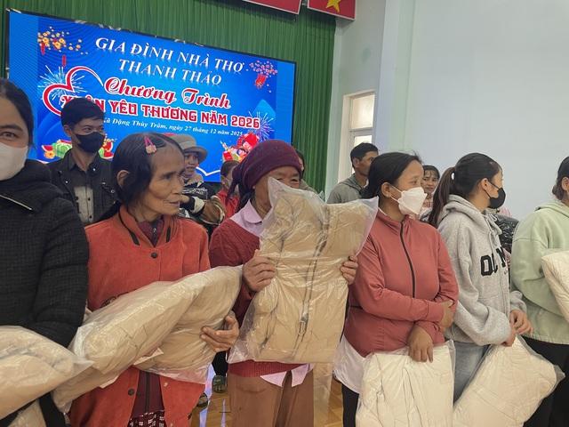 Mang áo ấm, bánh kẹo tặng bà con và trẻ em xã Đặng Thùy Trâm- Ảnh 1. Mang áo ấm, bánh kẹo tặng bà con và trẻ em xã Đặng Thùy Trâm- Ảnh 1.