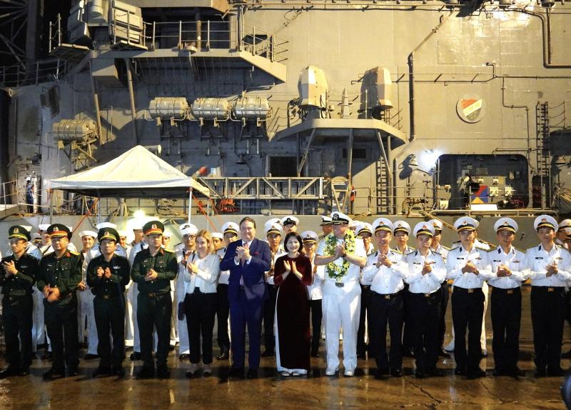 Tàu Hải quân Mỹ USS Tripoli và USS Robert Smalls cập cảng Đà Nẵng - Ảnh 3. Tàu Hải quân Mỹ USS Tripoli và USS Robert Smalls cập cảng Đà Nẵng - Ảnh 3.
