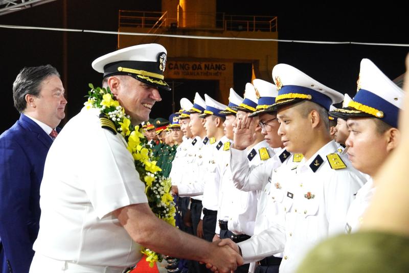 Tàu Hải quân Mỹ USS Tripoli và USS Robert Smalls cập cảng Đà Nẵng - Ảnh 4. Tàu Hải quân Mỹ USS Tripoli và USS Robert Smalls cập cảng Đà Nẵng - Ảnh 4.