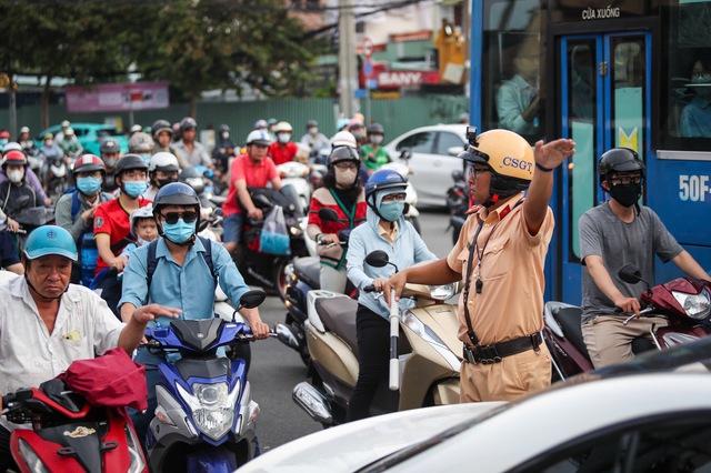 TP.HCM tăng tốc chống kẹt xe: Metro, AI và hạn chế xe cá nhân- Ảnh 1. TP.HCM tăng tốc chống kẹt xe: Metro, AI và hạn chế xe cá nhân- Ảnh 1.