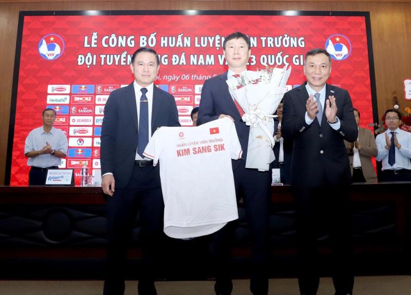 Hợp đồng VFF và HLV Kim Sang-sik có điều khoản tự động gia hạn: Đôi bên không cần đàm phán lại- Ảnh 1.