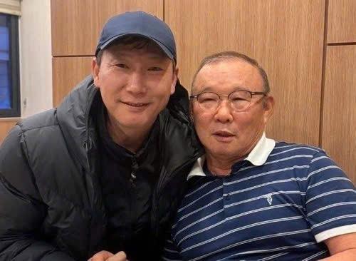 HLV Kim Sang-sik dùng từ 'vĩ đại' để ca ngợi nhân vật đã thành huyền thoại tại Việt Nam- Ảnh 1.