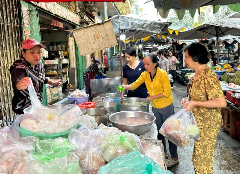 Khu Chợ Lớn ở TP.HCM rất đông người mua chè trôi nước mừng tết Đông chí- Ảnh 7. Khu Chợ Lớn ở TP.HCM rất đông người mua chè trôi nước mừng tết Đông chí- Ảnh 7.