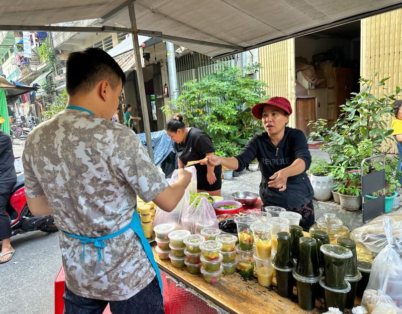 Khu Chợ Lớn ở TP.HCM rất đông người mua chè trôi nước mừng tết Đông chí- Ảnh 6. Khu Chợ Lớn ở TP.HCM rất đông người mua chè trôi nước mừng tết Đông chí- Ảnh 6.