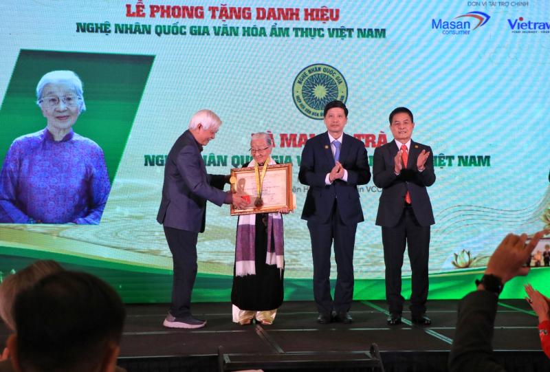 Nghệ nhân ẩm thực U.100 xúc động khi được phong tặng danh hiệu đặc biệt tại TP.HCM- Ảnh 1. Nghệ nhân ẩm thực U.100 xúc động khi được phong tặng danh hiệu đặc biệt tại TP.HCM- Ảnh 1.