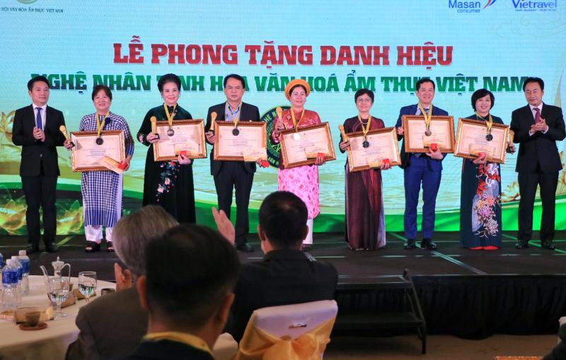 Nghệ nhân ẩm thực U.100 xúc động khi được phong tặng danh hiệu đặc biệt tại TP.HCM- Ảnh 4. Nghệ nhân ẩm thực U.100 xúc động khi được phong tặng danh hiệu đặc biệt tại TP.HCM- Ảnh 4.