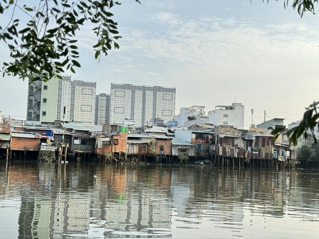 Vì sao giải tỏa nhà trên kênh rạch 'chậm dần đều'?- Ảnh 1. Vì sao giải tỏa nhà trên kênh rạch 'chậm dần đều'?- Ảnh 1.