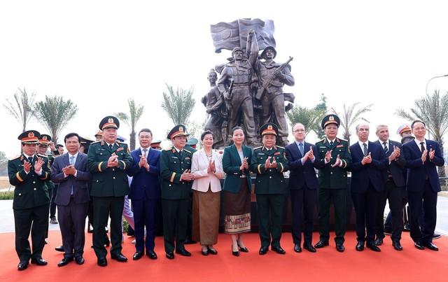 Bộ Quốc phòng khánh thành tượng đài chuyên gia, chiến sĩ 5 nước- Ảnh 1.