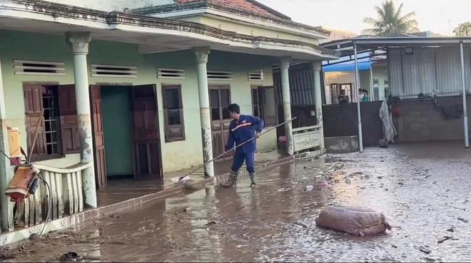Người Đắk Lắk gom quà cứu trợ gửi vùng lũ lụt Lâm Đồng: 'Lá rách đùm lá tả tơi' - Ảnh 2. Người Đắk Lắk gom quà cứu trợ gửi vùng lũ lụt Lâm Đồng: 'Lá rách đùm lá tả tơi' - Ảnh 2.