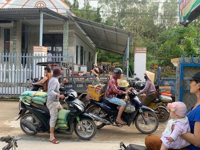 Người Đắk Lắk gom quà cứu trợ gửi vùng lũ lụt Lâm Đồng: 'Lá rách đùm lá tả tơi' - Ảnh 3. Người Đắk Lắk gom quà cứu trợ gửi vùng lũ lụt Lâm Đồng: 'Lá rách đùm lá tả tơi' - Ảnh 3.