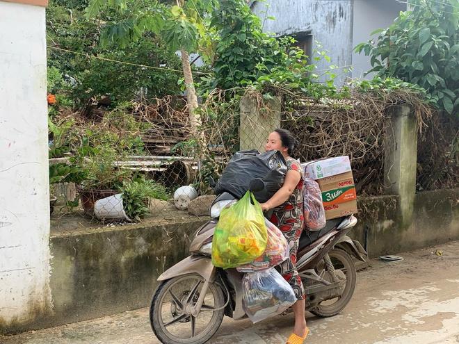 Người Đắk Lắk gom quà cứu trợ gửi vùng lũ lụt Lâm Đồng: 'Lá rách đùm lá tả tơi' - Ảnh 5. Người Đắk Lắk gom quà cứu trợ gửi vùng lũ lụt Lâm Đồng: 'Lá rách đùm lá tả tơi' - Ảnh 5.