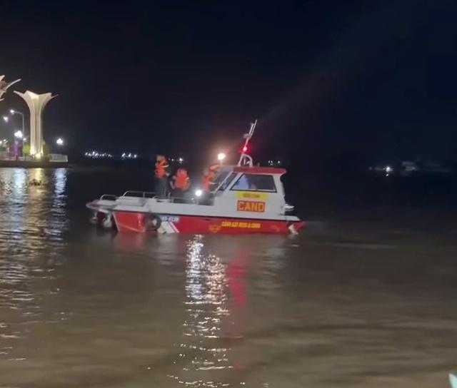 Xuyên đêm tìm kiếm nạn nhân mất tích trên sông Tiền- Ảnh 1. Xuyên đêm tìm kiếm nạn nhân mất tích trên sông Tiền- Ảnh 1.