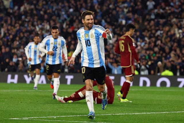 Ông Trump dự bốc thăm World Cup 2026: Lần thứ 6 cho Messi và Ronaldo, FIFA có bị kiện?- Ảnh 1.