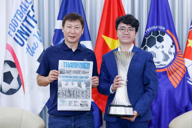 4 cuộc phỏng vấn của PV Thanh Niên và HLV Kim Sang-sik: Con người khác phía ngoài sân cỏ- Ảnh 7. 4 cuộc phỏng vấn của PV Thanh Niên và HLV Kim Sang-sik: Con người khác phía ngoài sân cỏ- Ảnh 7.