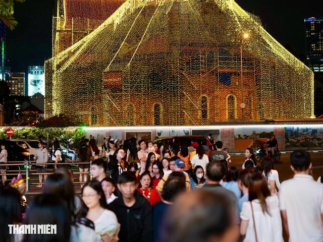 Từ nay đến Giáng sinh, có được vào tham quan nhà thờ Đức Bà?- Ảnh 4.