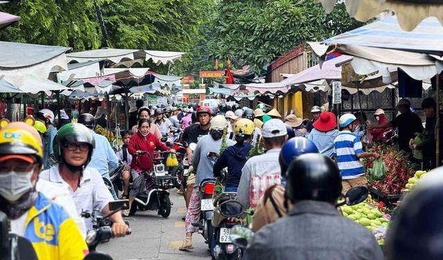 Làm sao để dẹp được nạn lấn chiếm vỉa hè, lòng đường ? - Ảnh 1.