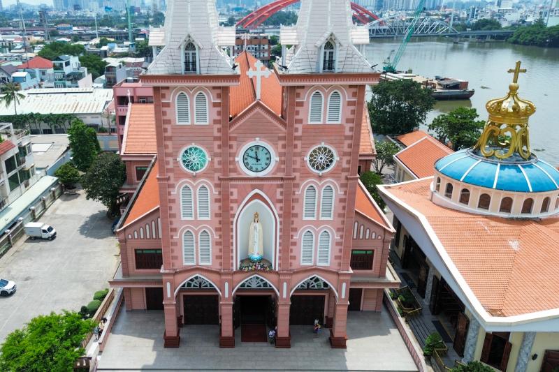 Độc đáo nhà thờ giáp sông Sài Gòn có kiến trúc tương tự nhà thờ Đức Bà- Ảnh 3.