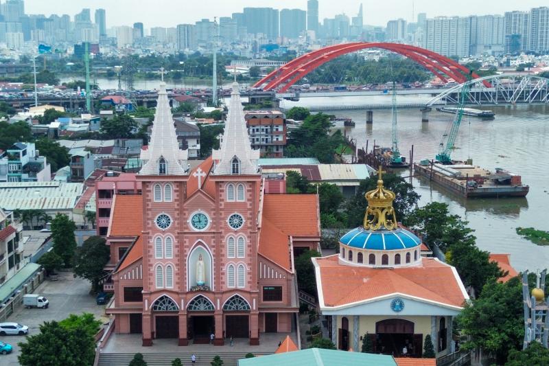 Độc đáo nhà thờ giáp sông Sài Gòn có kiến trúc tương tự nhà thờ Đức Bà- Ảnh 1.