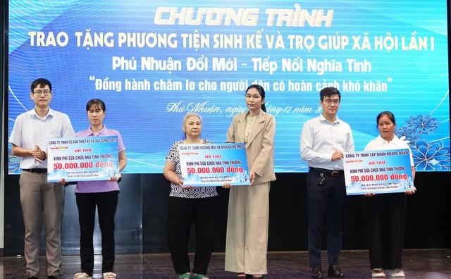 TP.HCM: Phường Phú Nhuận tiếp nhận 4,6 tỉ đồng trợ giúp hộ khó khăn- Ảnh 4. TP.HCM: Phường Phú Nhuận tiếp nhận 4,6 tỉ đồng trợ giúp hộ khó khăn- Ảnh 4.