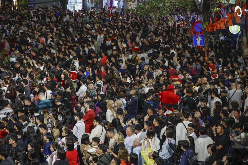 'Biển người' đổ về trung tâm Hà Nội đêm Giáng sinh- Ảnh 3.