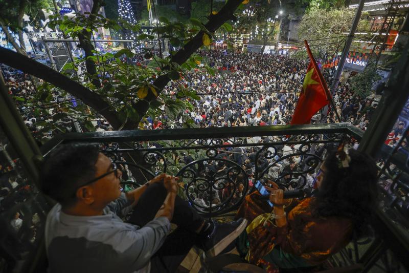 'Biển người' đổ về trung tâm Hà Nội đêm Giáng sinh- Ảnh 2.