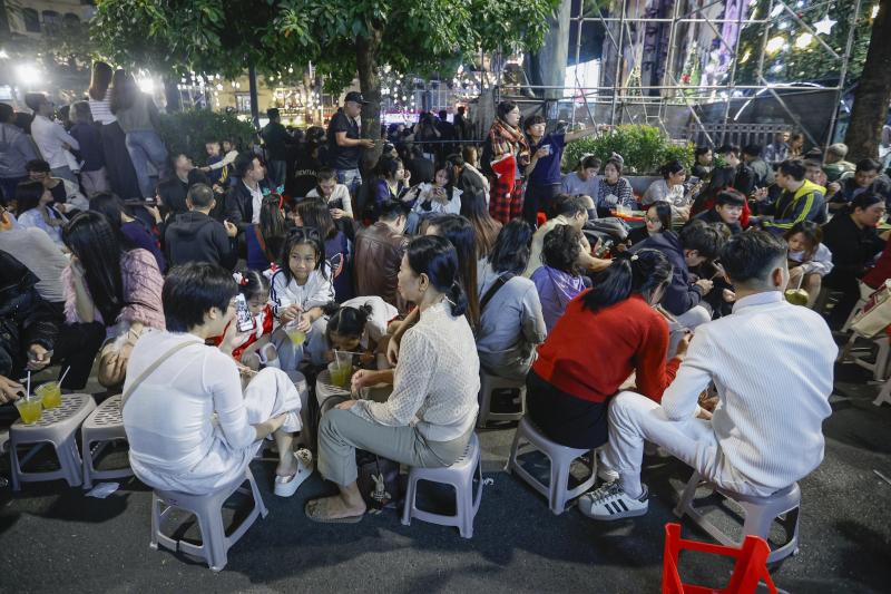 'Biển người' đổ về trung tâm Hà Nội đêm Giáng sinh- Ảnh 7.