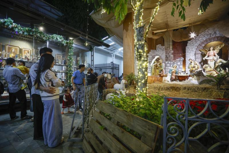 'Biển người' đổ về trung tâm Hà Nội đêm Giáng sinh- Ảnh 13.