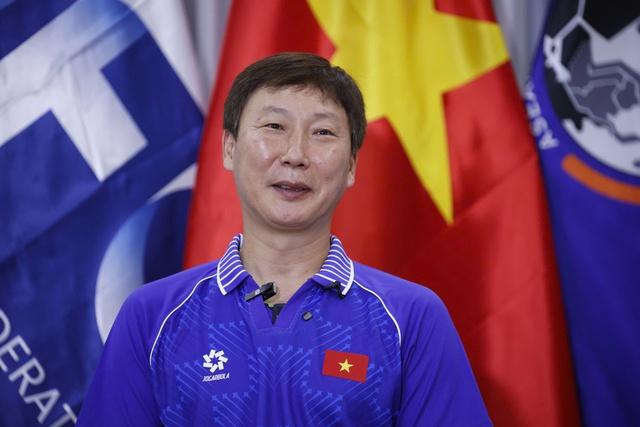 HLV Kim Sang-sik: 'Ba danh hiệu năm 2025 là mồ hôi, nước mắt và danh dự của bóng đá Việt Nam'- Ảnh 3. HLV Kim Sang-sik: 'Ba danh hiệu năm 2025 là mồ hôi, nước mắt và danh dự của bóng đá Việt Nam'- Ảnh 3.