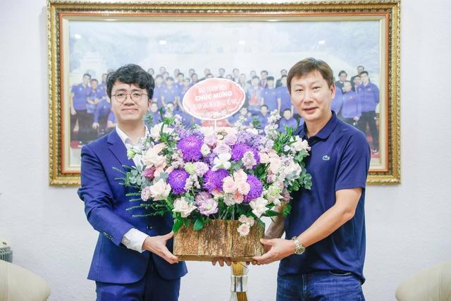 4 cuộc phỏng vấn của PV Thanh Niên và HLV Kim Sang-sik: Con người khác phía ngoài sân cỏ- Ảnh 4. 4 cuộc phỏng vấn của PV Thanh Niên và HLV Kim Sang-sik: Con người khác phía ngoài sân cỏ- Ảnh 4.