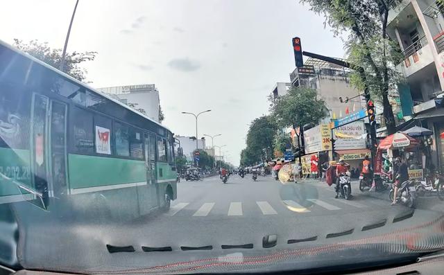 Tài xế xe buýt vượt đèn đỏ bị CSGT phạt 19 triệu: 'Chạy nhanh, không kịp dừng' - Ảnh 1.