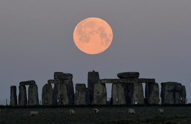 Hé lộ nguồn gốc của các hố khổng lồ 4.500 tuổi quanh di sản Stonehenge - Ảnh 1.