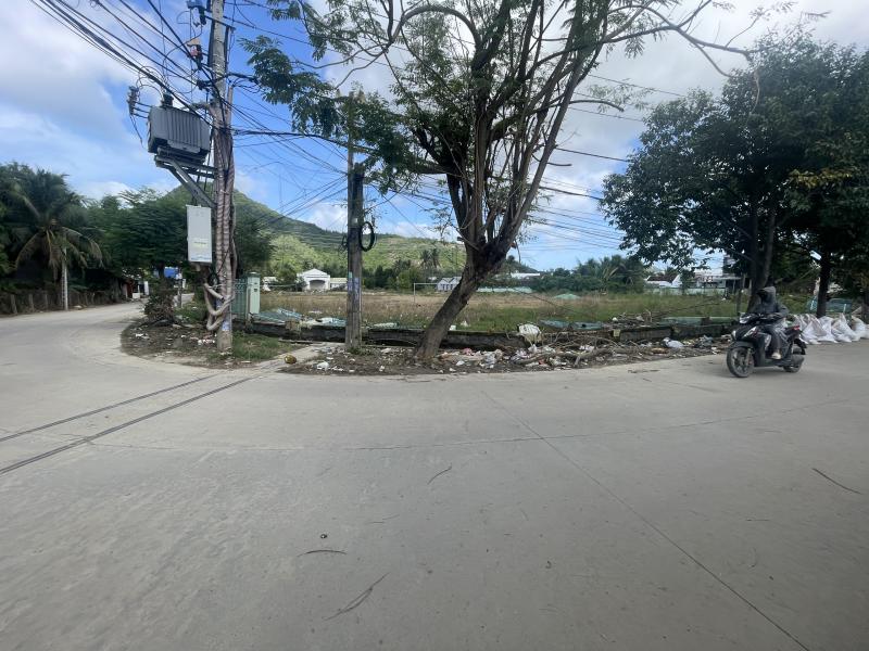 Nhiều công trình ở Nha Trang lộ 'không sắt' sau khi ngã đổ trong lũ- Ảnh 5. Nhiều công trình ở Nha Trang lộ 'không sắt' sau khi ngã đổ trong lũ- Ảnh 5.