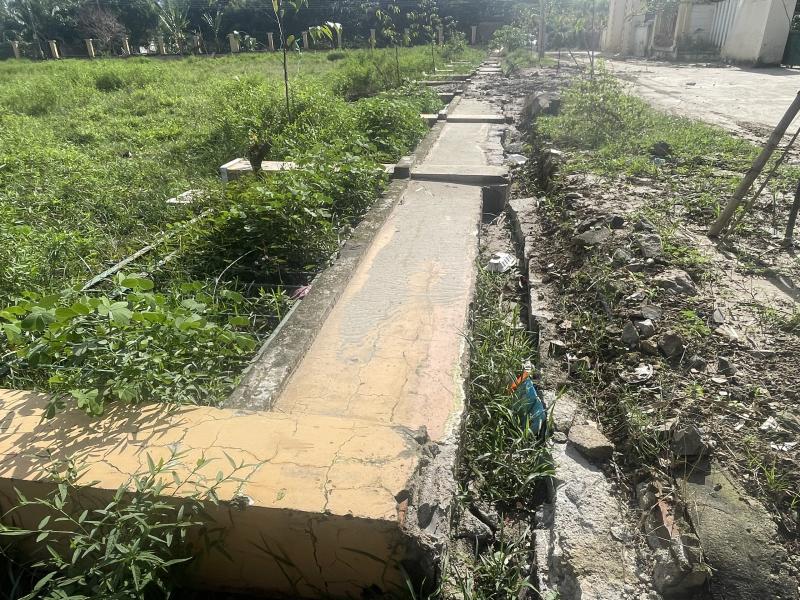 Nhiều công trình ở Nha Trang lộ 'không sắt' sau khi ngã đổ trong lũ- Ảnh 3. Nhiều công trình ở Nha Trang lộ 'không sắt' sau khi ngã đổ trong lũ- Ảnh 3.