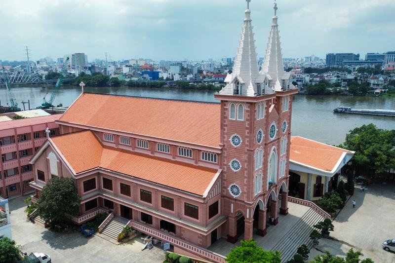 Độc đáo nhà thờ giáp sông Sài Gòn có kiến trúc tương tự nhà thờ Đức Bà- Ảnh 2.