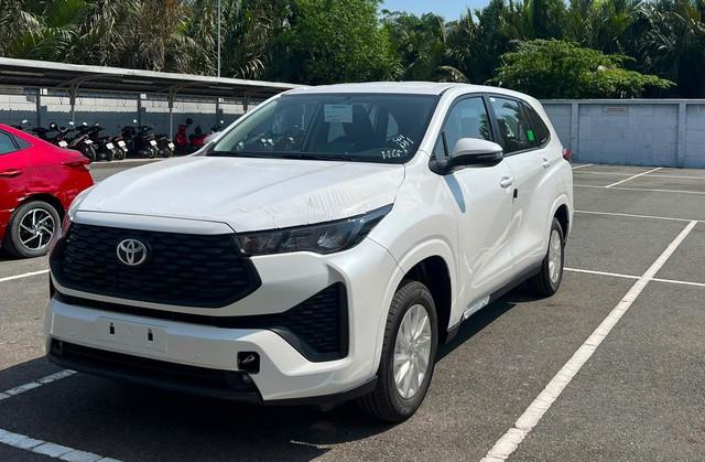 Toyota Innova Cross thêm bản thấp tại Việt Nam: Cắt bớt trang bị, giá 730 triệu đồng - Ảnh 1.