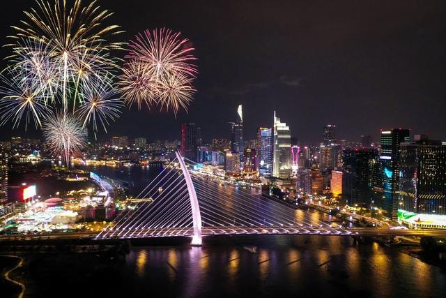 TP.HCM bắn pháo hoa tại 6 điểm chào năm mới 2026 - Ảnh 1.