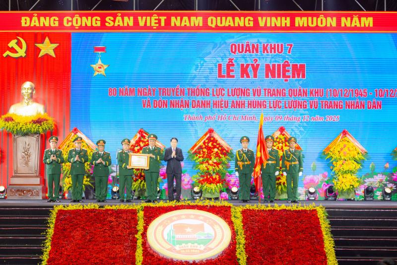 Chủ tịch nước Lương Cường trao danh hiệu Anh hùng lực lượng vũ trang cho Quân khu 7 - Ảnh 5.